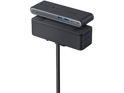 デスク天板に挟んで配線を一気に整理。Ankerの電源タップは最大10台同時給電と70W高出力でデスク作業を快適にする優れもの