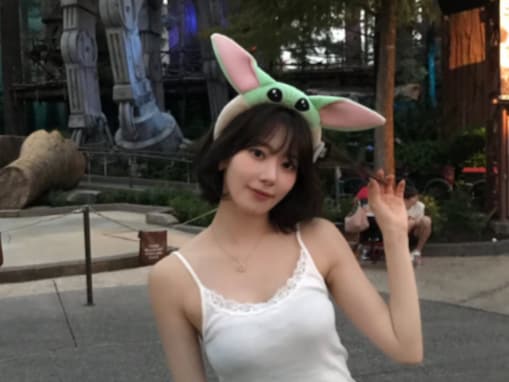 「オタクすぎて超かわ」宮脇咲良、美デコルテ＆美脚際立つディズニーショット公開「待って可愛すぎる」