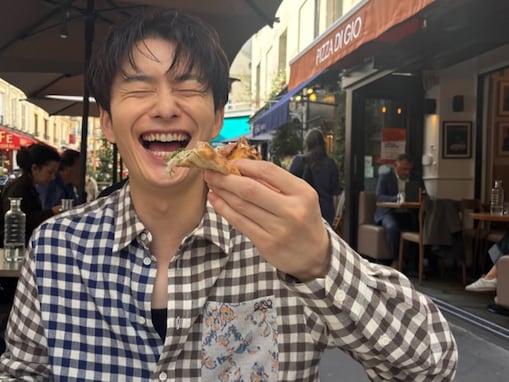 「ベビーカー写ってる」岡田将生、パリ満喫のオフショットを公開！ 「素敵！ パパ！」「幸せがダダ漏れ」