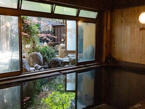 【東京都の人気日帰り温泉】「深大寺天然温泉 湯守の里」は黒湯の天然温泉と豊富なお風呂が魅力の施設