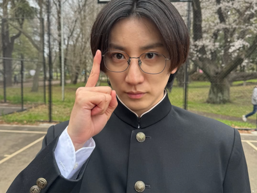 メガネが似合うと思う「SixTONESのメンバー」ランキング！ 「京本大我」を大差で抑えた1位は？