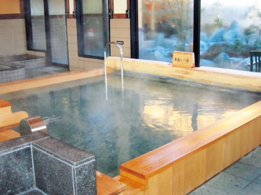 【青森県の人気スーパー銭湯】「極楽湯 八戸店」は青森ヒバを使用した浴槽と天然温泉が魅力的な施設。露天岩風呂でリラックス