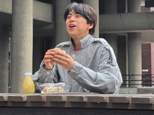 「ずっと笑っていてほしい」佐藤勝利、食事ショットにファンから安心の声。「ずっと応援してるね！」