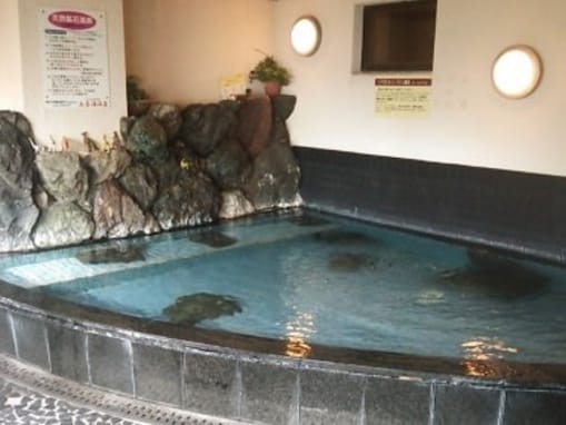 バドガシュタイン鉱石の湯と年10種以上の薬湯に、TV付き低温サウナと岩盤浴。京都府の人気銭湯「五香湯」の魅力とは