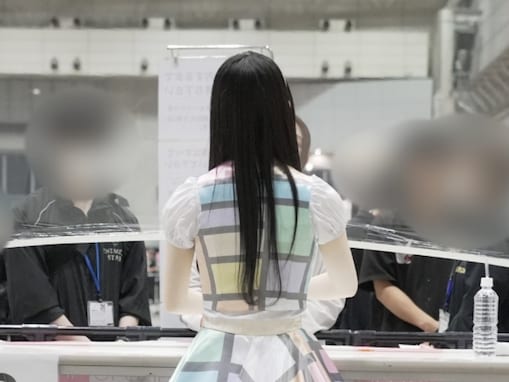 「嘘やん」高身長アイドル、握手会ショットの裏側に反響！ 「古着探してる時のキムタク」「めっちゃきつそうww」