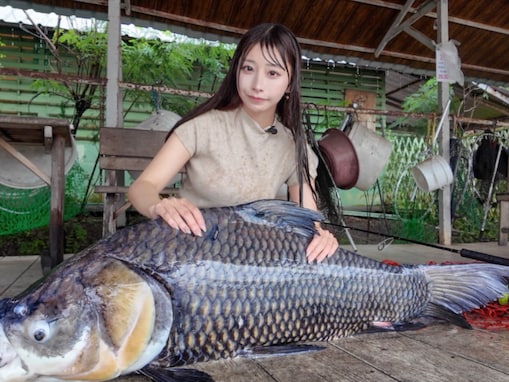 「デカ過ぎんだろ…」元AKB48・鈴木優香、巨大な魚を釣る「マジで！？」「水も滴るいい女アカーーン!!」