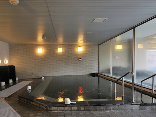 【静岡県の人気日帰り温泉】「サンライフ焼津 黒潮温泉」は地元名物の良質な天然温泉を楽しめる施設。保温効果の高い熱の湯でリラックス