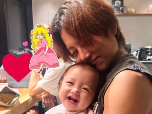 杉浦太陽、太くたくましい二の腕で“1歳2ヶ月”の第5子を抱く姿公開！ 「日々の成長を感じています」