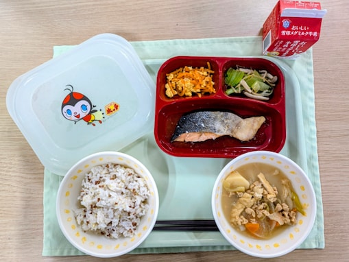 「やっとマトモな給食を見ました」国分寺市の給食に絶賛の声「種類も彩りもバッチリじゃん」「美味しそう」