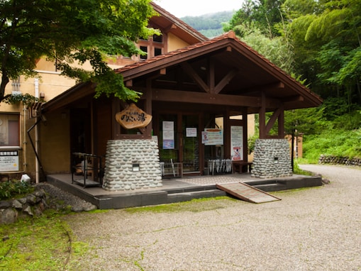 吊り橋を渡った先にある硫黄泉。山梨県丹波山村「のめこい湯」は多摩川源流の名湯で川沿いのアウトドアサウナも