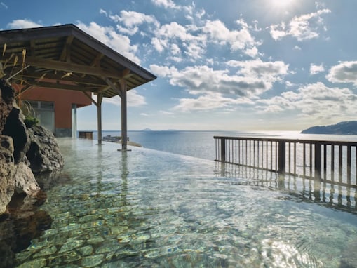 【静岡県の人気日帰り温泉】「赤沢日帰り温泉館」は太平洋を一望の絶景露天風呂が自慢。漫画・雑誌・ゲームで遊べるラウンジスペースも充実