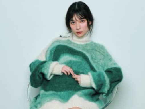 「エグすぎる」芳根京子、ミニ丈ニットコーデで美脚を披露！ 「細い!!」「脚出してくれて最高だわ」