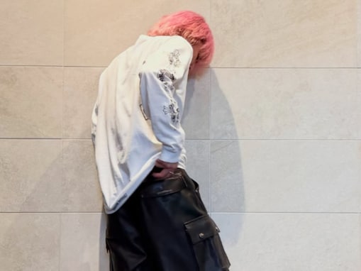 「パンツの見せ方可愛すぎる」佐久間大介、私服レザーパンツを解禁！ 「どの角度もめっちゃかっこいいわ…」