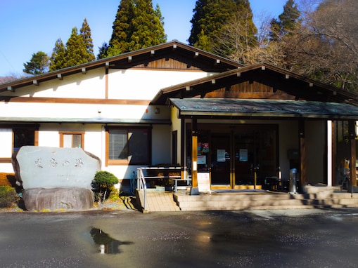 道志川の支流・室久保川の渓流沿いに、男女別の内風呂と露天風呂。ステージ付き休憩室も。山梨県の人気日帰り温泉「道志の湯」の魅力とは