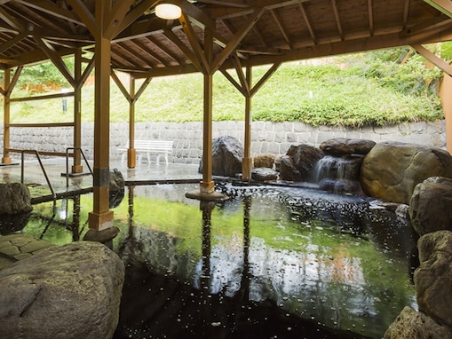 【北海道の人気日帰り温泉】「ユンニの湯」は褐色がかったコーヒー色のお湯と自然の味覚を楽しめる施設。美人の湯でリラックス
