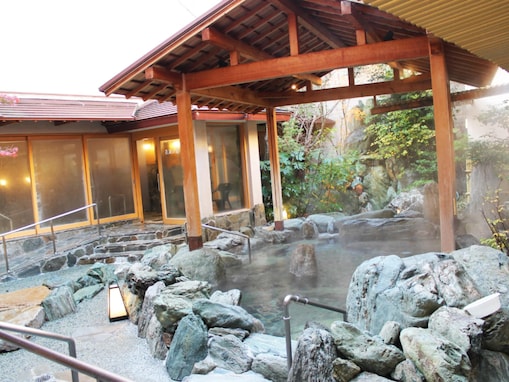 内風呂だけなら480円、露天とサウナ込みで1100円。広島市「満天の湯 可部店」は洋風風呂と岩風呂が月替わり