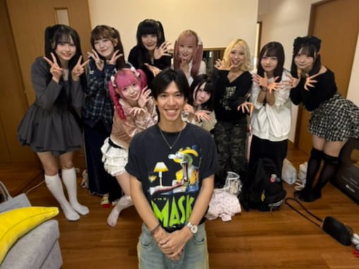 「突然アイドルが家に」人気YouTuber、アイドル9人に囲まれた姿を披露「かっちかちやないかｗ」「緊張してる」