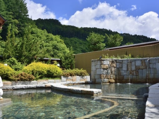 【長野県の人気日帰り温泉】「信州平谷温泉 ひまわりの湯」は美肌効果が期待できる美人の湯が自慢。広々とした庭園露天風呂で季節の移ろいを満喫