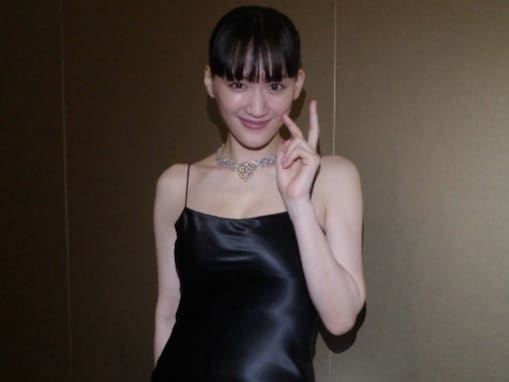 「鎖骨回りが特にキレイ」綾瀬はるか、色気際立つブラックドレス姿を披露！ 「肌ツヤツヤ」「神々しい」