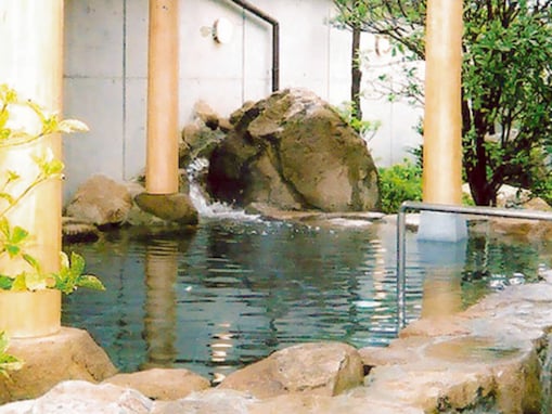 【香川県の人気スーパー銭湯】「由良里の湯」は天然温泉と多彩なお風呂が魅力的な施設。庭園を望む露天風呂でリラックス