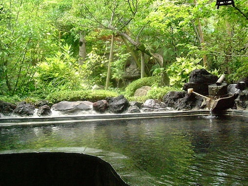 自慢のひのき風呂は源泉かけ流し、ぬるめの露天風呂と水風呂付きサウナ。鹿児島県の人気スーパー銭湯「芦刈温泉」の魅力とは
