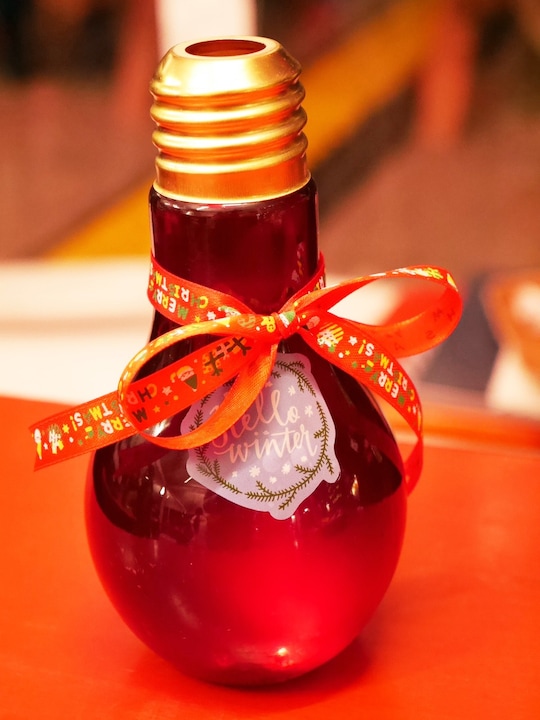 クリスマスイルミネーションHOTワイン（1000円）。キラキラと点滅する電球型のボトルに温めたワインを入れた限定商品（2017年11月24日撮影）