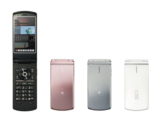 ドコモのN-02Cなら、音が反響しがちなバスルームでも、音楽やワンセグを聴きやすい