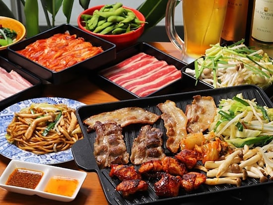 アジアンリゾートな雰囲気で牛・豚・鶏肉食べ放題BBQコースが楽しめます（画像はイメージ、画像提供：ゼットン）