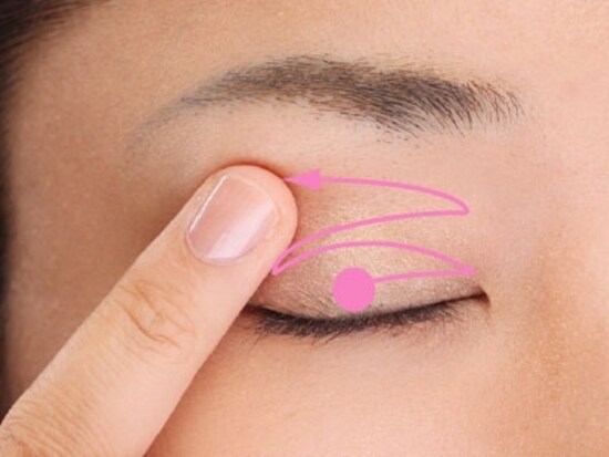 上まぶたの中央に色をのせ、上に向かって指先をワイパーのように動かして