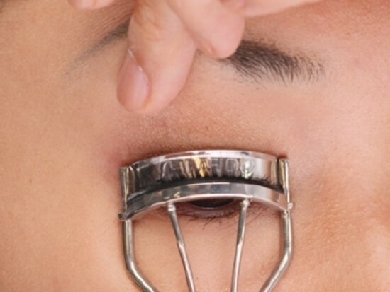 まぶたを引き上げると、まつ毛が根元からしっかり挟めます