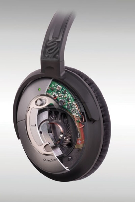 BOSE QC15の内部構造イメージ。undefined騒音を拾うマイク、騒音を打ち消す為の電気回路、電池などで構成されている。