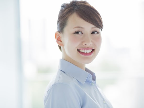 清涼感のあるブルーは、好感度の高い色のひとつ。通勤スタイルにもおすすめです。