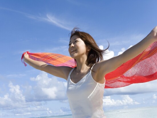 真夏の日差しに映える、鮮やかな色を着こなしましょう。