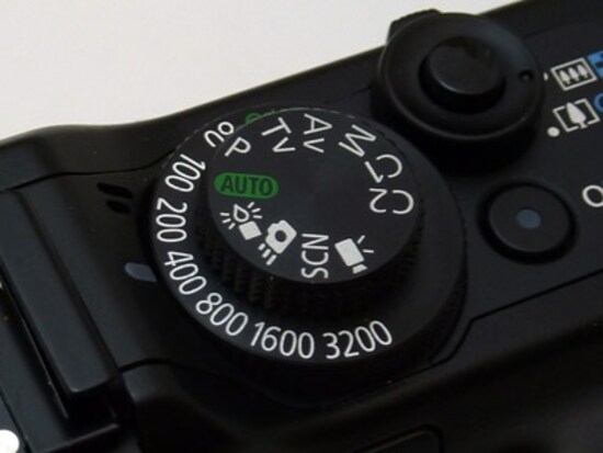 上段はモードダイヤルで、下段がISOダイヤル。便利。