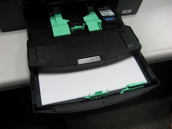 前面給紙トレイは2段になっており、手軽に手動で切り替えられる