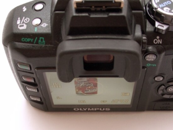 ライブビューで液晶ディスプレイを上から見た時、どのように見えるかは重要なポイントだ。