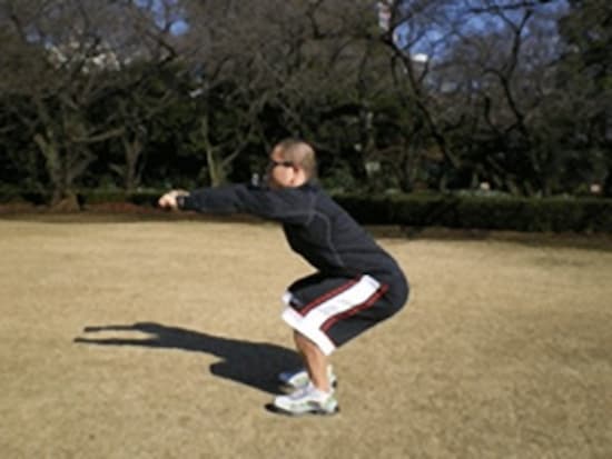 腰が丸まらないように注意しましょう。