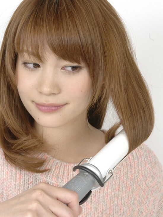 毛先から巻き込みしっかりとしたカールをつくる