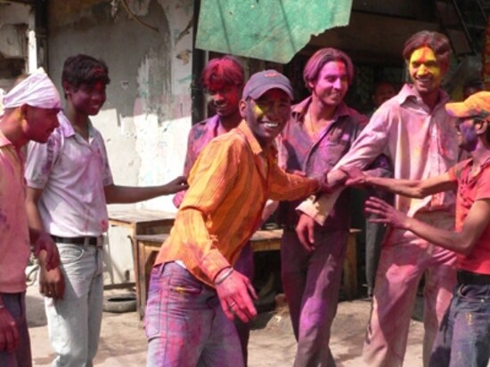 Happy Holi ! という掛け声を掛け合います。