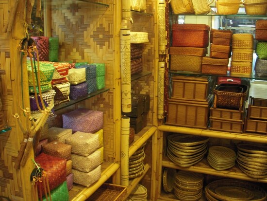 ショッピングモールや観光地で見かける、小さな雑貨屋はお土産選びの頼もしいスポット