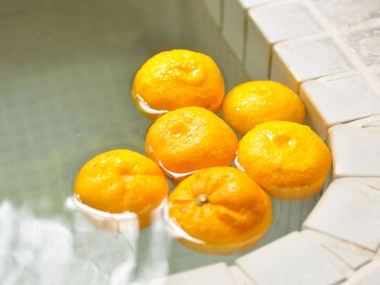 銭湯などの柚子湯・柚子風呂では、かなりたくさんの柚子を丸ごと入れています。