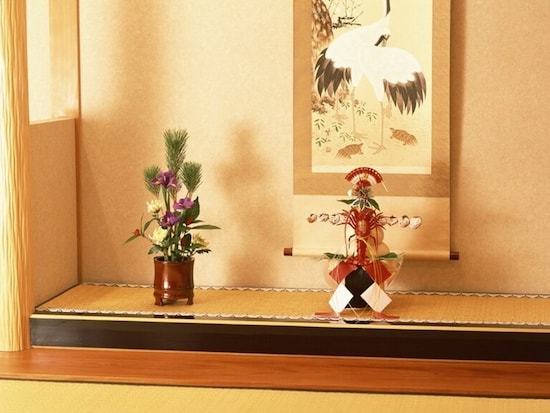 鏡餅を床の間に飾るのは、そこが神聖な場所であり、年神様の拠り所として相応しいからです