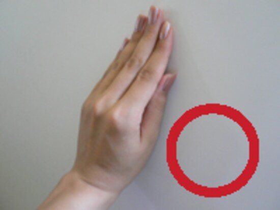 【空洞をつくればOK】素早く叩き、蚊が気絶している隙に退治します