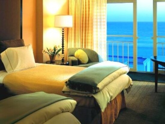 ビーチに沈む太陽を見ながらゆったりとした時間を過ごしたい (c)ロウズサンタモニカビーチホテル