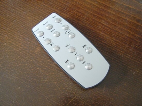 シンプルで美しいリモコン。質感や重厚感も良好。ボタン配置は慣れるまで操作が難しい。