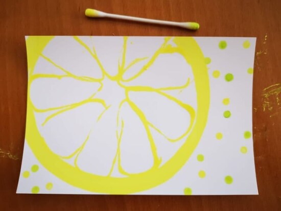 レモンスカッシュの泡をイメージして綿棒でスタンプする