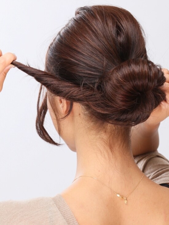 画像 6 9 シニヨンの基本の作り方 簡単にきっちり おしゃれにまとめ髪 ヘアアレンジ All About 画像 6 9 シニヨンの基本の作り方 簡単にきっちり おしゃれにまとめ髪 ヘアアレンジ All About