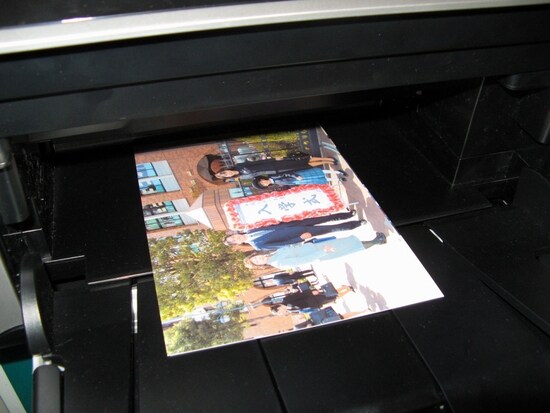 給紙トレイは前面下部と背面の2つを用意しており、前面は普通紙のみ（A4、A5、B5、レター）対応だ