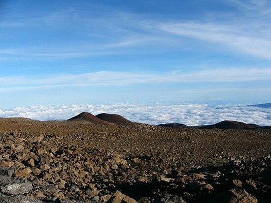 まるで氷河のような雲を眼下に見つつ。絶景が広がるマウナケア山