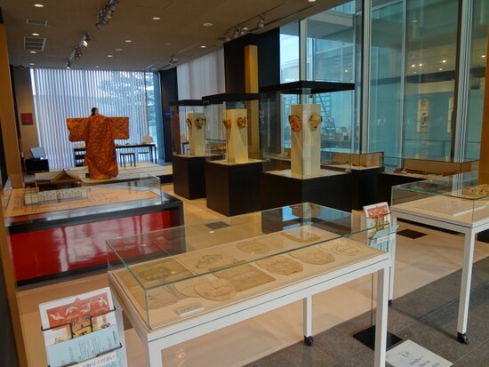 金沢能楽美術館。能舞台と同じ大きさの空間を体感できます